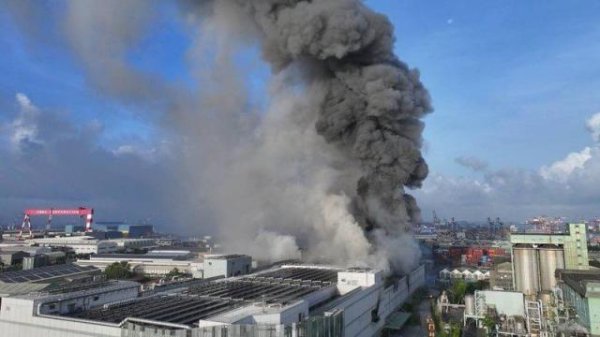华锋优配快线 台湾高雄一锂电池工厂发生火灾，现场传出爆炸声